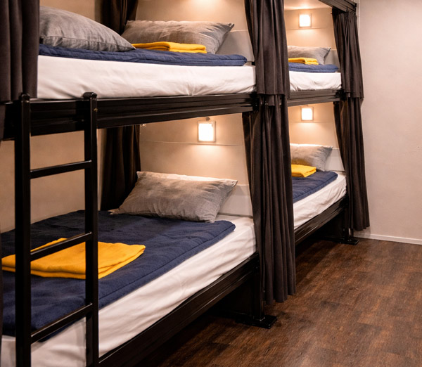 Bunk trailer living quarters