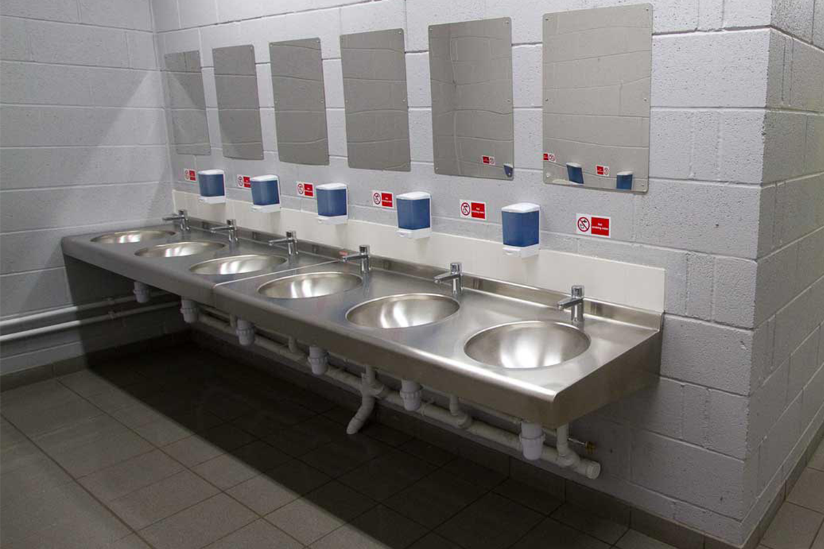 Portable sink setup for basecamp operations